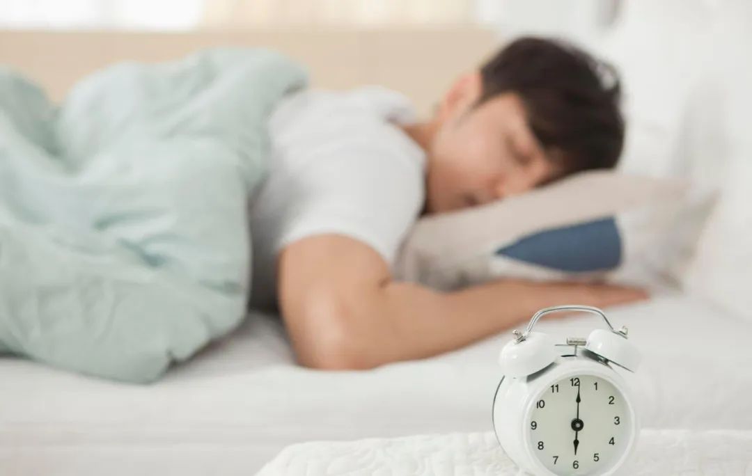 睡觉时，身体出现2种异常，可能暗示肝肾健康出现了问题，需警惕